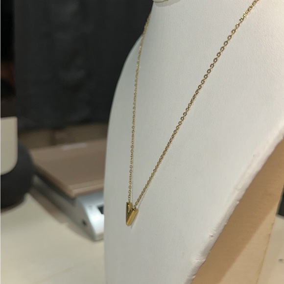 in fashion lv necklace 18” long - Picture 5 of 14